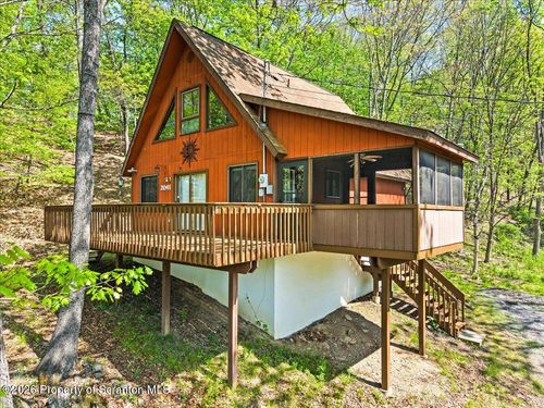 250 Brentwood Dr, Bushkill, PA, 18324-8646 | Card Image