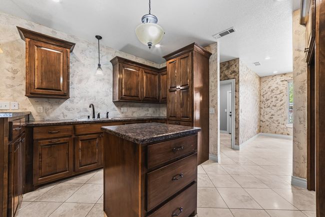 806 Sw 7 Th St, House other with 3 bedrooms, 2 bathrooms and 2 parking in Seminole TX | Image 7