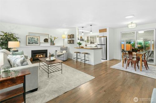 813 Kirkland Ave Ne, Renton, WA, 98056-3810 | Card Image