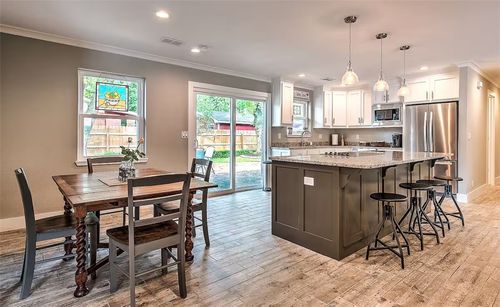204 Sw G St, Bentonville, AR, 72712-5745 | Card Image
