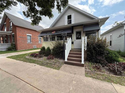 945 6th Ave, Marion, IA, 52302-3324 | Card Image