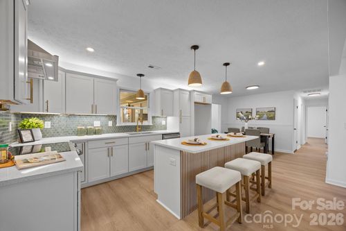 23 Coronet Ln, Hendersonville, NC, 28792-3121 | Card Image