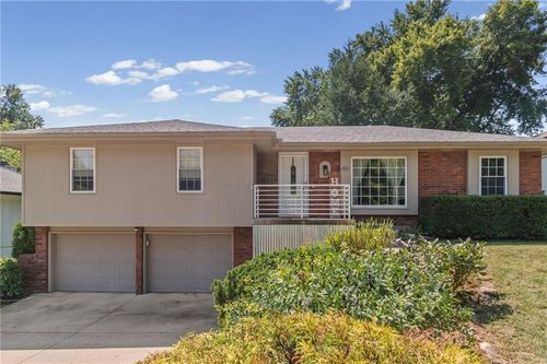 413 Pershing St, Liberty, MO, 64068-2840 | Card Image