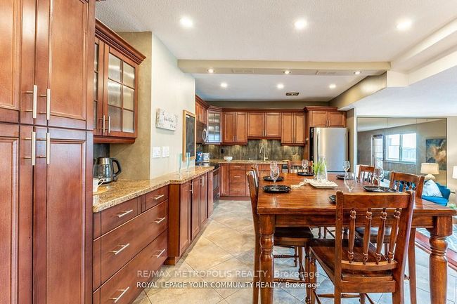 704 - 15 Elizabeth St N, Condo with 3 bedrooms, 2 bathrooms and null parking in Mississauga ON | Image 4