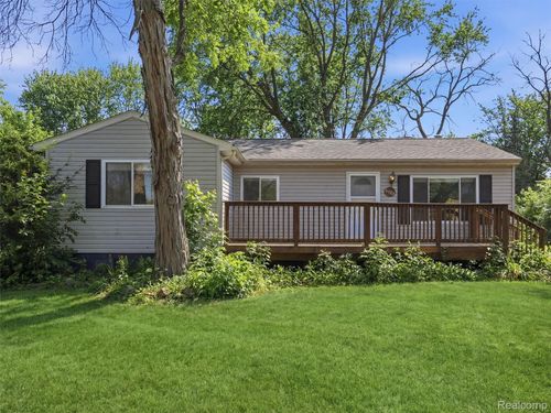 8568 Janis St, Shelby Township, MI, 48317-5320 | Card Image