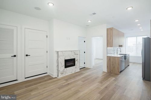 10-2000 N Front St, PHILADELPHIA, PA, 19122-1703 | Card Image