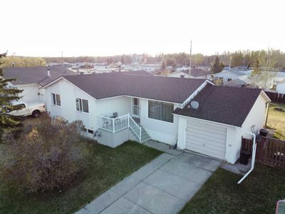 502 8 St, House detached with 3 bedrooms, 2 bathrooms and 3 parking in Fox Creek AB | Image 3