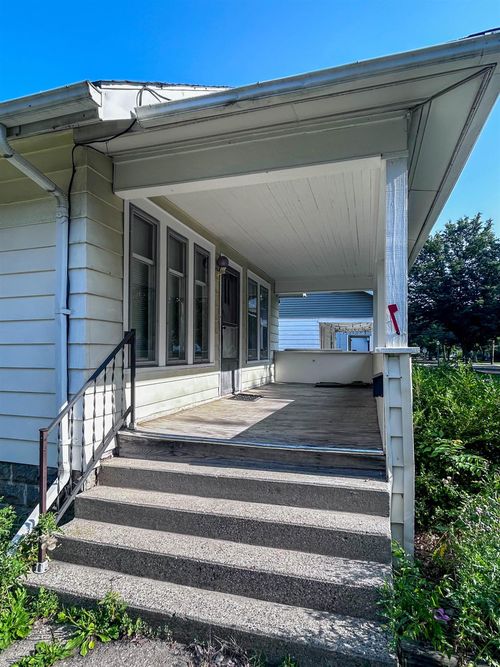 925 Cleo St, Lansing, MI, 48915-1324 | Card Image