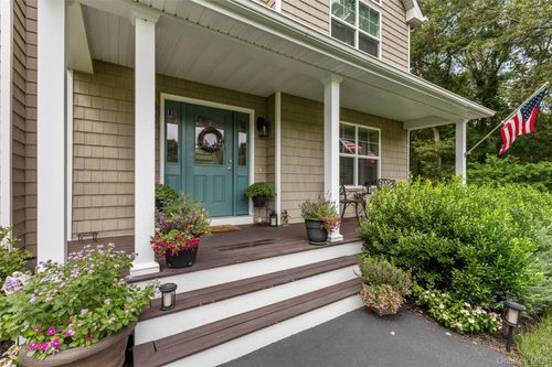37 Town Ave, Miller Place, NY, 11764-3418 | Card Image