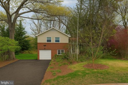 239 Old Courthouse Rd Ne, VIENNA, VA, 22180-3608 | Card Image