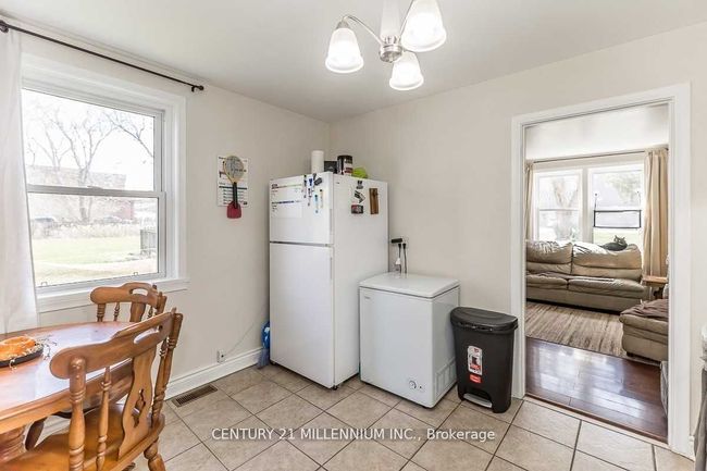MAIN - 23 2nd St, Home with 2 bedrooms, 1 bathrooms and 3 parking in New Tecumseth ON | Image 10