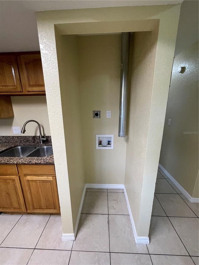 859 Ponder Ave, Condo with 2 bedrooms, 1 bathrooms and null parking in SARASOTA FL | Image 4