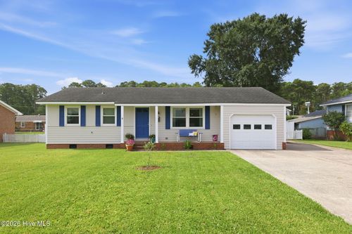 211 Vine St, Beaufort, NC, 28516-1526 | Card Image