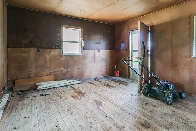 Lawn mower stays with property. | Image 23