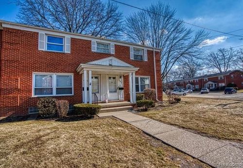 6911 Town Ln, Dearborn Heights, MI, 48127-2619 | Card Image