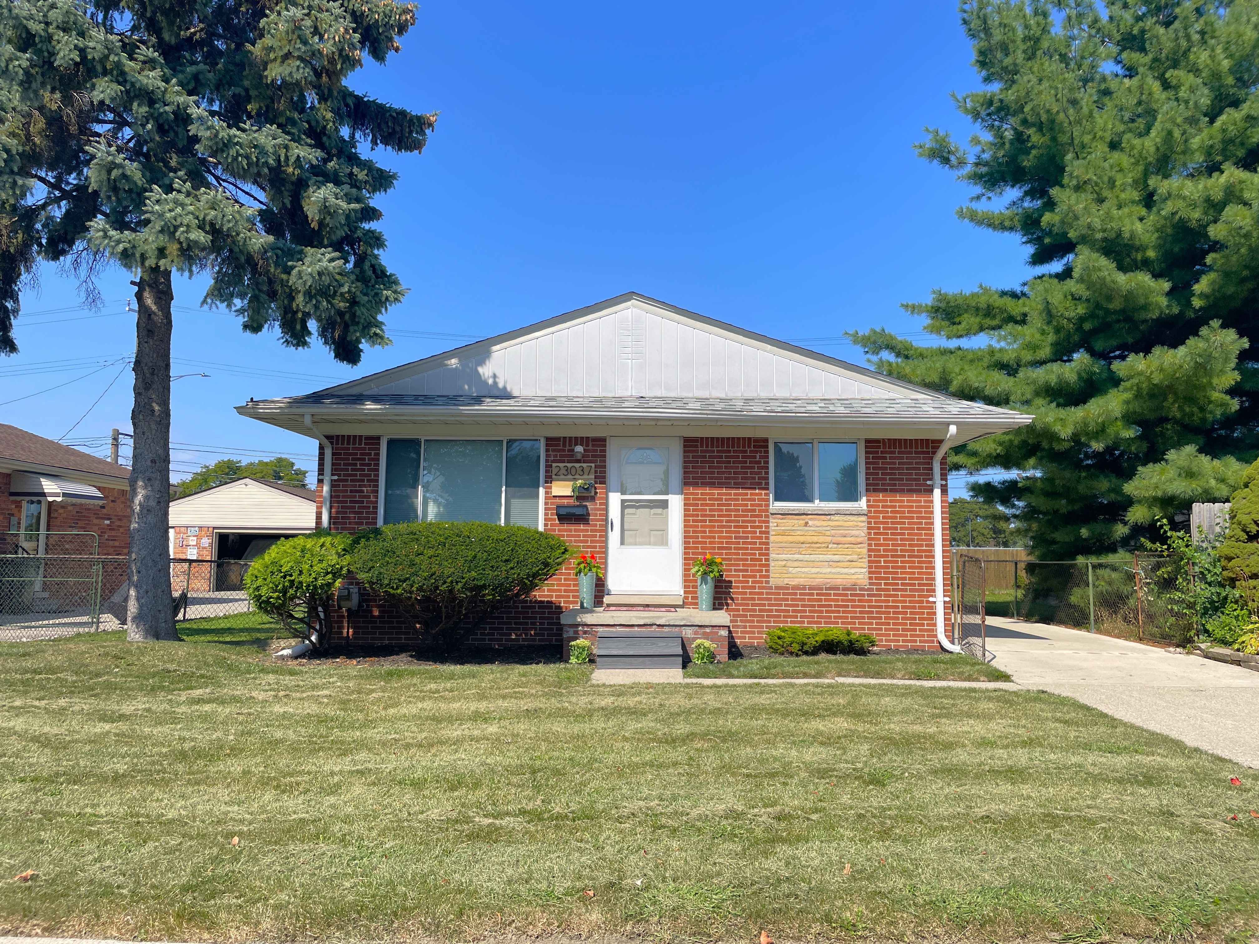 Hoffman St, Saint Clair Shores, MI 48082