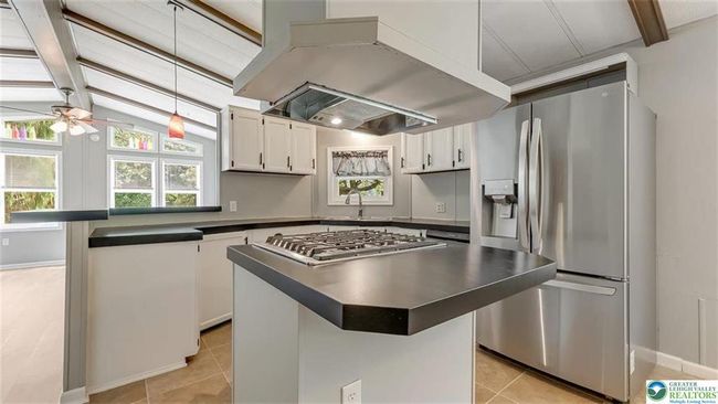 Kitchen with Breakfast Bar | Image 9