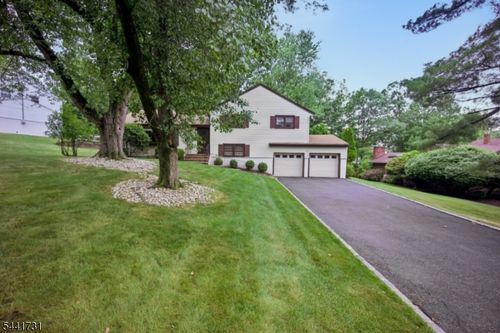 19 Bear Brook Ln, Livingston, NJ, 07039-4707 | Card Image