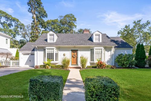 267 Lawrence Ave, Oakhurst, NJ, 07755-1752 | Card Image