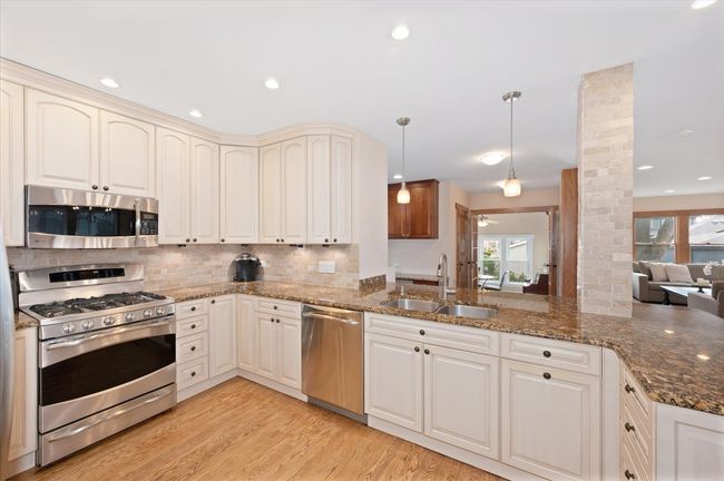 221 N Illinois St, House other with 4 bedrooms, 4 bathrooms and 2 parking in Elmhurst IL | Image 6