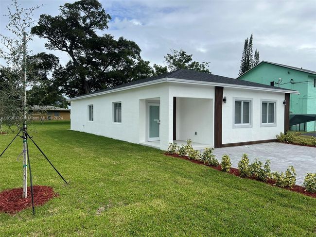 910 Nw 4th Ave, House other with 3 bedrooms, 3 bathrooms and null parking in Hallandale Beach FL | Image 5