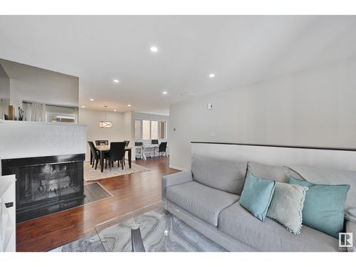 12-11016 86 Ave Nw, Edmonton, AB, T6G0W9 | Card Image