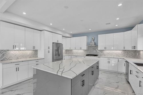 557 Knoll Ct, Seaford, NY, 11783-1118 | Card Image