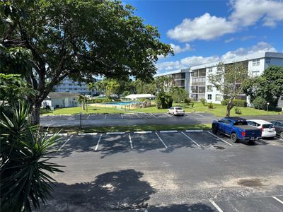 2C - 106 Royal Park Dr, Condo with 2 bedrooms, 2 bathrooms and null parking in Oakland Park FL | Image 2