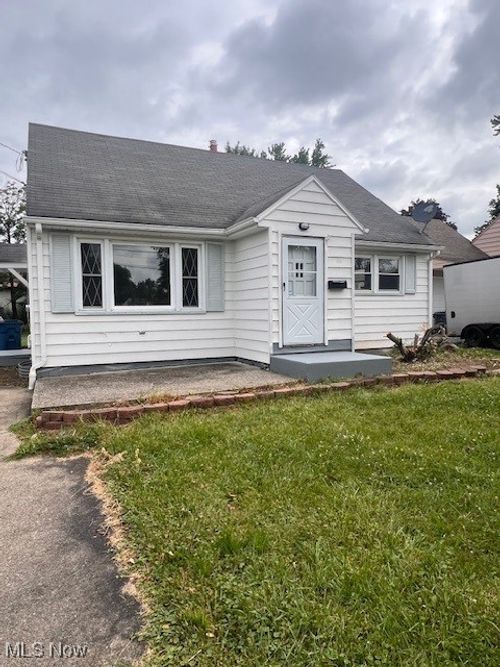 86 Fatima Dr, Campbell, OH, 44405-1902 | Card Image