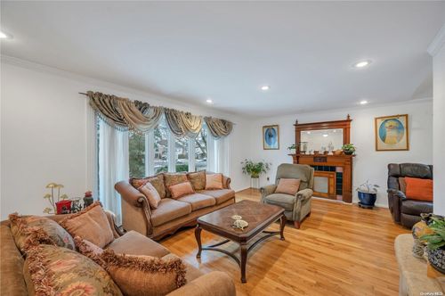 56 Nottingham Ct, Manhasset Hills, NY, 11040-2211 | Card Image