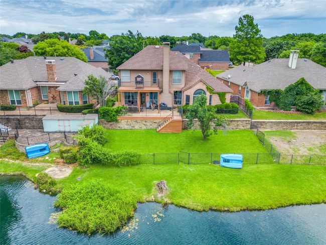 Access the pond through the gate in the back yard. | Image 36