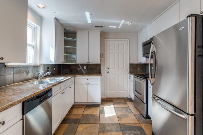 Stainless Steel Appliances, Ample counter and cabinet space | Image 11