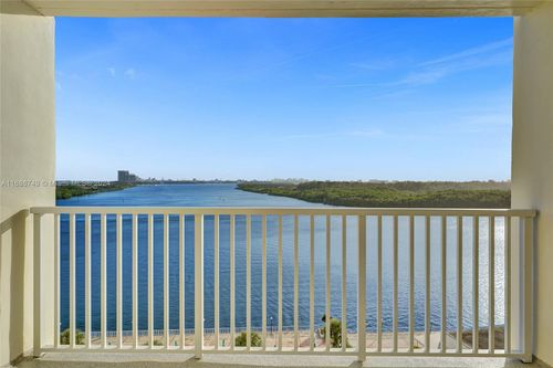 902-300 Bayview Dr, Sunny Isles Beach, FL, 33160 | Card Image