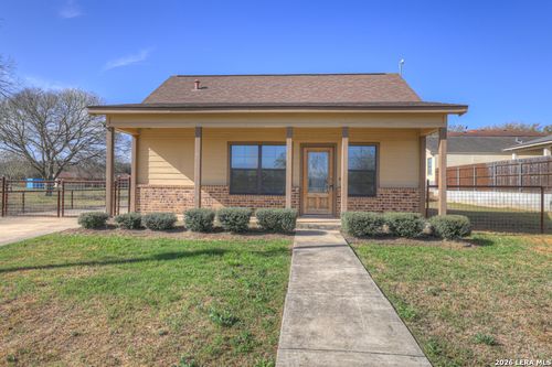 1607 2nd St, Floresville, TX, 78114-2622 | Card Image