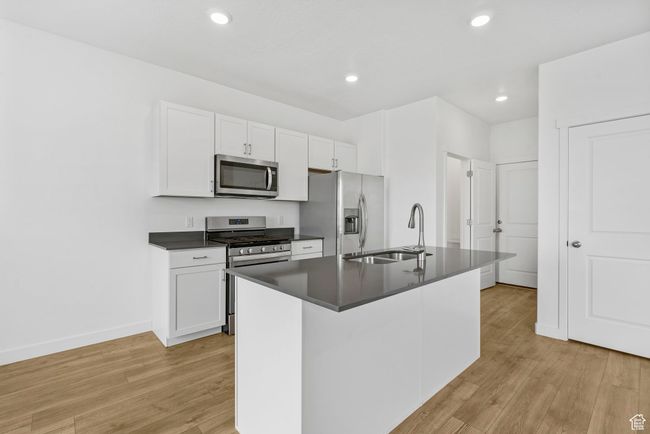 866 S Brubaker Way, House other with 3 bedrooms, 3 bathrooms and 4 parking in Santaquin UT | Image 4