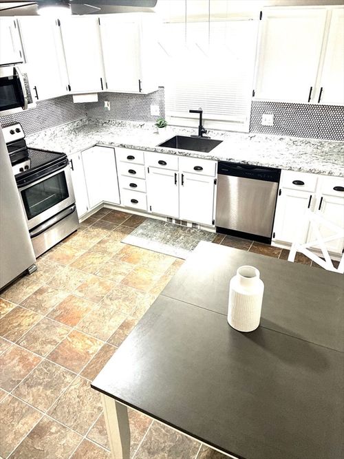 apt-d-60 Chapin St, Holyoke, MA, 01040-3086 | Card Image