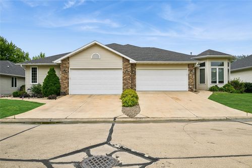 633 Tiffany Dr Ne, Cedar Rapids, IA, 52402-4345 | Card Image
