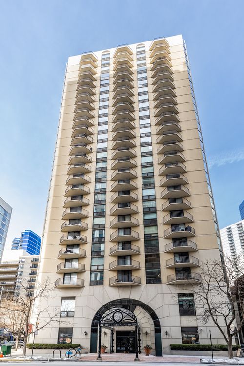 802-70 W Huron St, Chicago, IL, 60654-3843 | Card Image