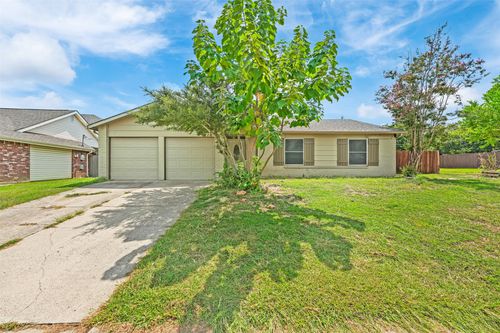 710 W Embercrest Dr, Arlington, TX, 76017-6067 | Card Image