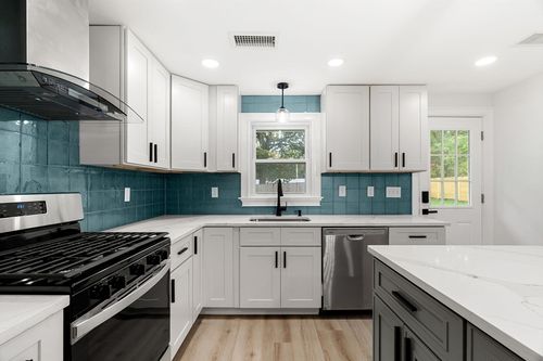 12 Exeter St, Danvers, MA, 01923-2308 | Card Image