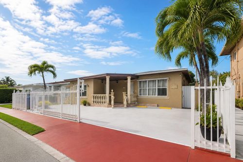 955 79th Ter, Miami Beach, FL, 33141-1802 | Card Image