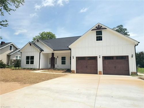 607 Salisbury St, Kernersville, NC, 27284-3027 | Card Image