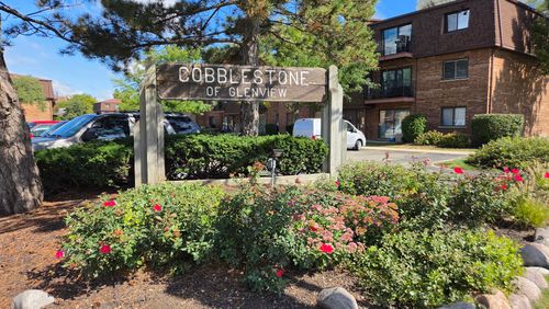 c-718 Cobblestone Cir, Glenview, IL, 60025-3827 | Card Image