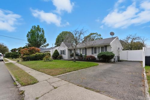 16 Burton Pl, Lindenhurst, NY, 11757-1812 | Card Image