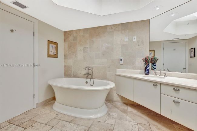 APT-1007 - 333 Las Olas Way, Condo with 2 bedrooms, 3 bathrooms and null parking in Fort Lauderdale FL | Image 28