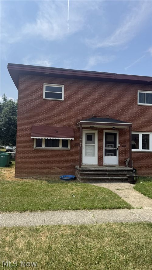 16209 Maplewood Ct, Maple Heights, OH, 44137-3940 | Card Image