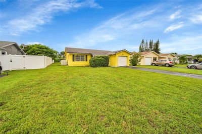 9510 Nw 80th Pl, House other with 2 bedrooms, 2 bathrooms and null parking in Tamarac FL | Image 3