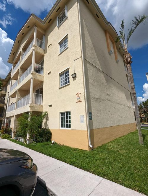 404-7-6940 Nw 179th St, HIALEAH, FL, 33015-5664 | Card Image