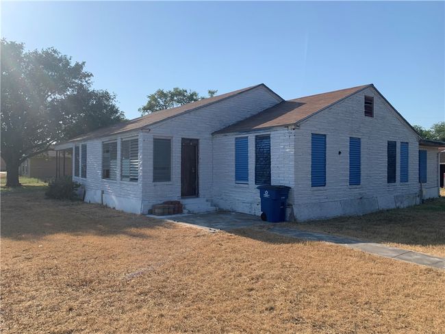225 E Main St, House other with 3 bedrooms, 2 bathrooms and null parking in Bishop TX | Image 4