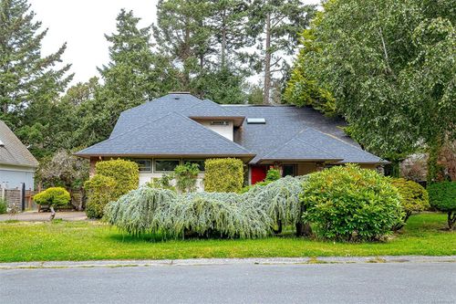 3910 Gibson Crt, Saanich, BC, V8N6E2 | Card Image
